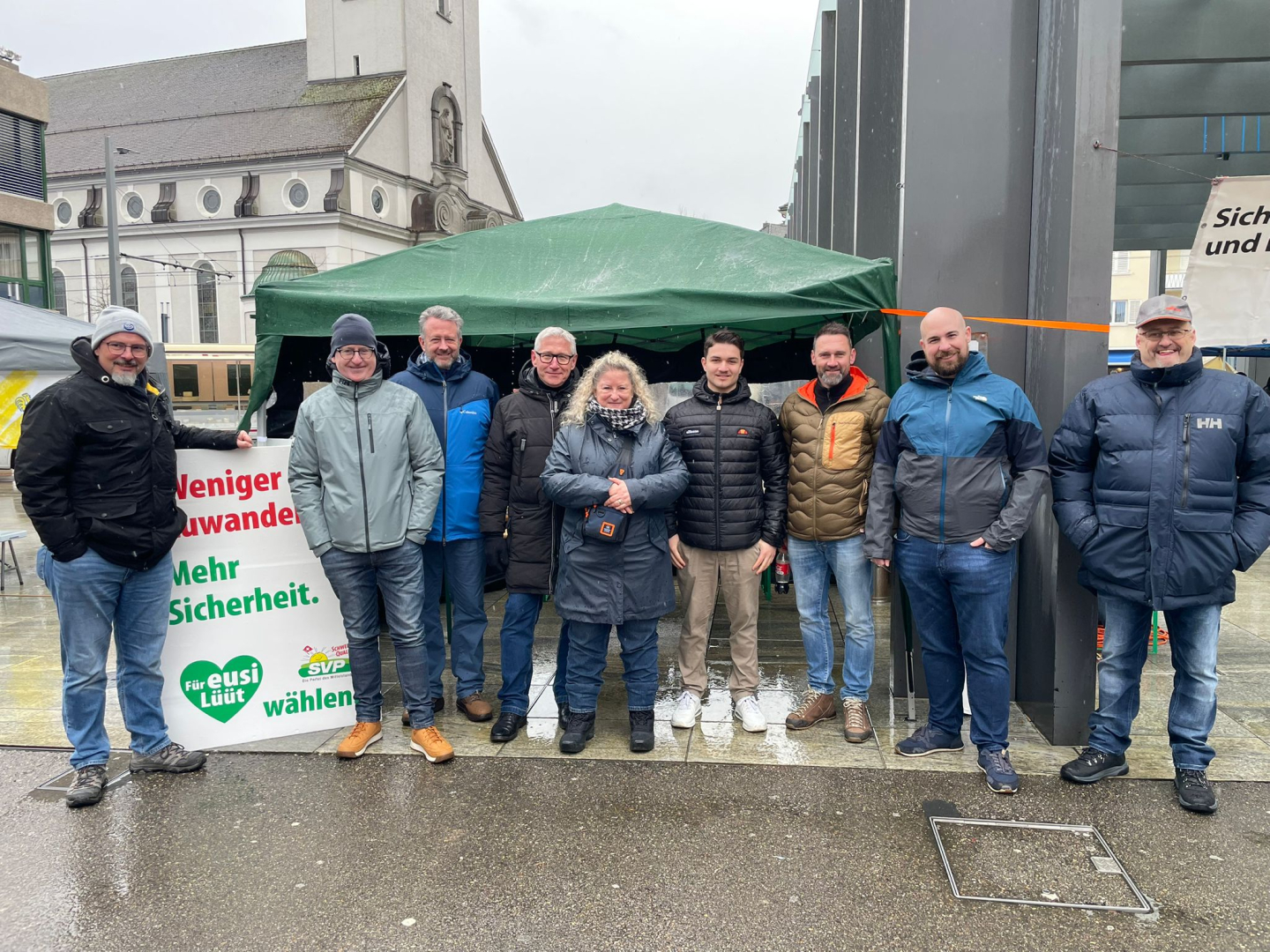SVP Dietikon trotzt dem Regen auf dem Kirchplatz